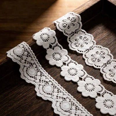 Guarnição de renda de seda com flor branca e leite